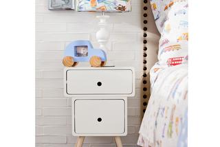 Biała szafka nocna w pokoju dziecka