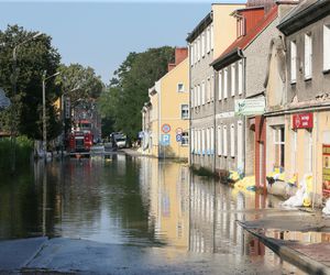 Rzeka Bóbr wdarła się na ulice Żagania