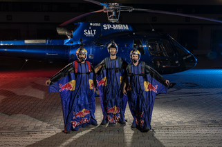 Ludzie-perseidy z Red Bull Skydive Team przelecieli nad Warszawą