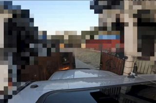 Starnowali bramę samochodem pancernym, obok lądował śmigłowiec z antyterrorystami. Spektakularna akcja policji na Mazowszu