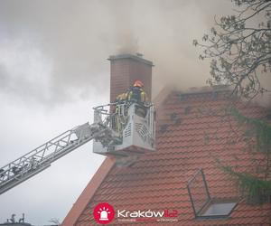 Ogromny pożar na ul. Prądnickiej w Krakowie. Kilkudziesięciu strażaków walczy z ogniem