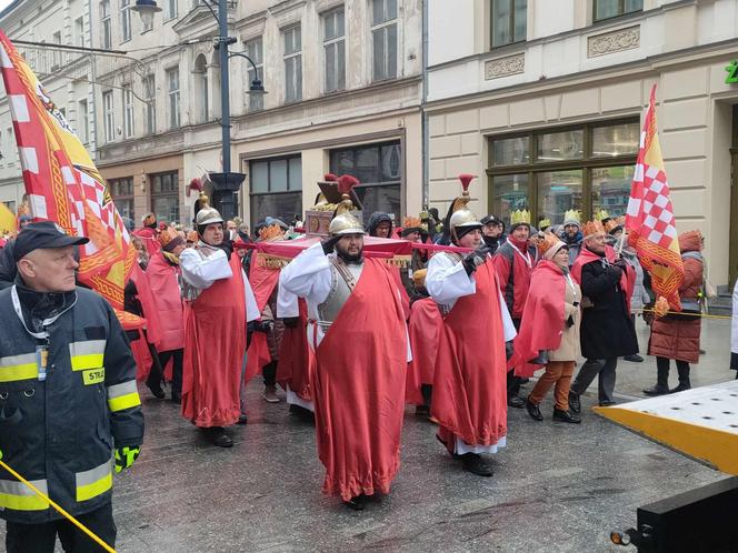 Kolorowy Orszak Trzech Króli w Łodzi. W centrum miasta pojawiło się mnóstwo osób [ZDJĘCIA]