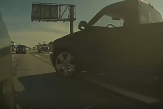 Tesla sama uniknęła wypadku na autostradzie. Autopilot spisał się na medal - zobacz WIDEO