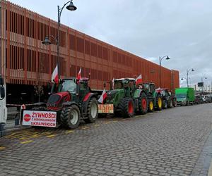 Trwa protest rolników. Drogi na Pomorzu są sparaliżowane. Gdzie trwają utrudnienia? 