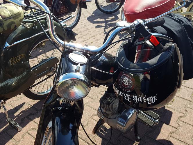 Fani starych polskich motorowerów z Bzyk Raider ze Swarzędza zrobili sobie postój w Lesznie