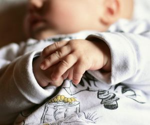 Dramat w Sopocie. Kompletnie pijana matka wypuściła niemowlę z rąk. Dziecko uderzyło o ziemię