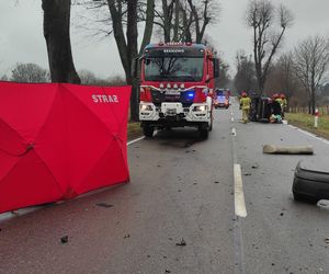 Z impetem wjechał w drzewo! Siła uderzenia rozerwała samochód