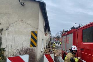 Ciężarówka z drobiem wjechała w budynek