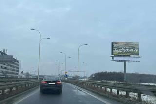 Wiemy, kto ustawił billboard Witamy w Bydgoszczy na wjeździe do Warszawy. To znany tik-toker