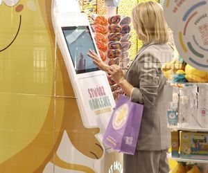 Marta Nawrocka kupuje prezenty na Dzień Dziecka