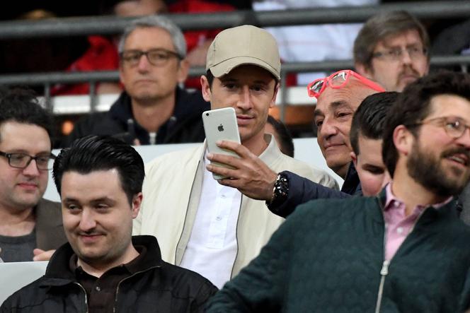 Anna Lewandowska i Robert Lewandowski na trybunach stadionu Bayernu