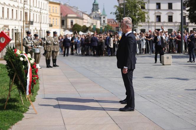 Wizyta prezydenta Polski i Litwy w Lublinie.  Andrzej Duda i Gitanas Nauseda złożyli wieńce przed pomnikiem Unii Lubelskiej. ZDJĘCIA