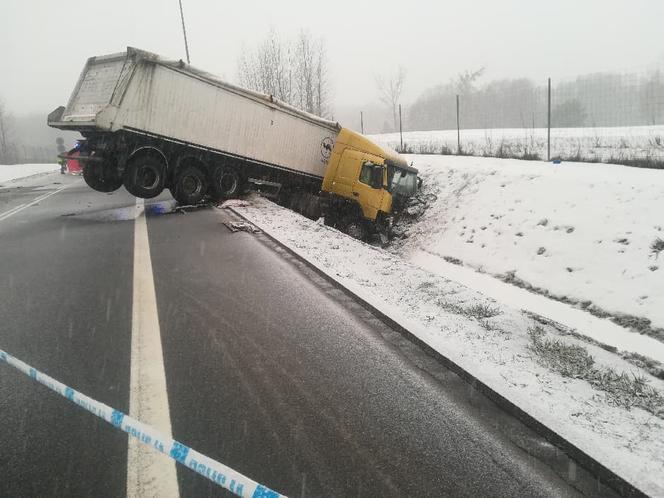 Święta Woda. Tragiczny wypadek na DK 19. Zderzenie busa, TIR-a i audi. Kierowca busa nie żyje