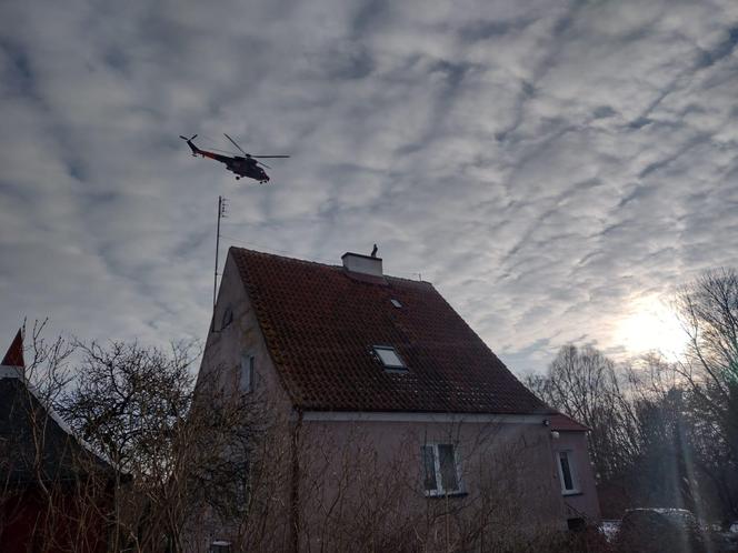   Na Zalewie Wiślanym oderwała się kra. Utknęli na niej wędkarze