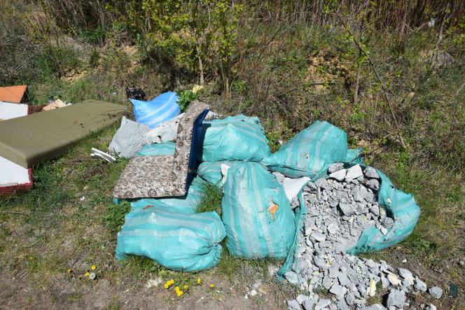 Nielegalne wysypisko śmieci na Targówku