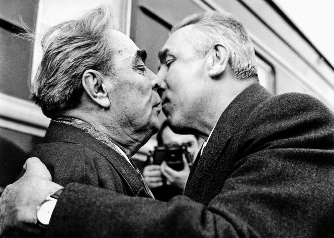 łynny pocałunek  Edwarda Gierka i Leonida Breżniewa witających się w 1974 roku na Dworcu Gdańskim w Warszawie