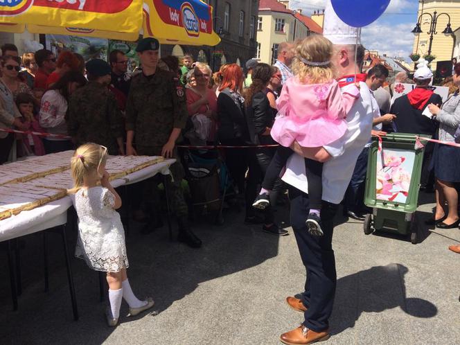 Gigantyczna kremówka papieska w Rzeszowie już rozdana!