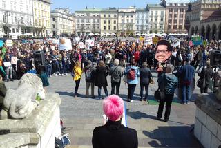 Kraków: Manifestacja strajkujących nauczycieli na Rynku Głównym! [ZDJĘCIA, AUDIO]