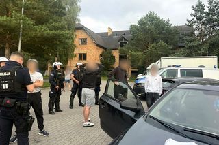 Kibole szykowali zasadzkę. Kłody drewna na drodze i sprzęt do walki w samochodach