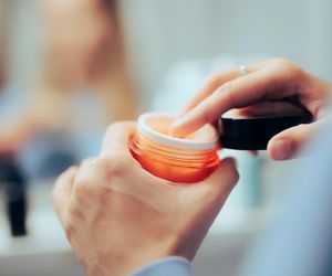 Krem do twarzy – jaki wybrać, gdy się ma 20, 30, 40, 50, 60 lub 70 lat?