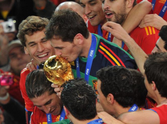Iker Casillas całuje puchar