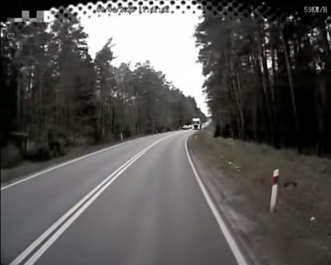 Tir jechał na zderzenie z autobusem pełnym pasażerów. O krok od tragedii na DK 11 pod Tarnowskimi Górami [ZDJĘCIA].