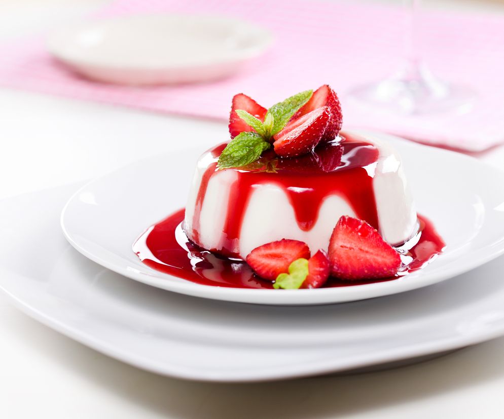 Panna cotta to deser truskawkowy. Kalorie, wartości odżywcze