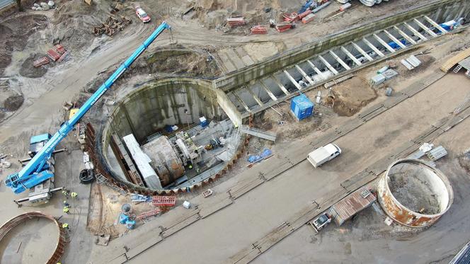 650-tonowa maszyna TBM do drążenia tuneli w Łodzi zaczęła pracę. Zdjęcia z budowy