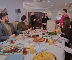 Miłość i nadzieja, odcinek 329: przyjaciele Kuzeya, Kuzey, Bahar, Cavidan