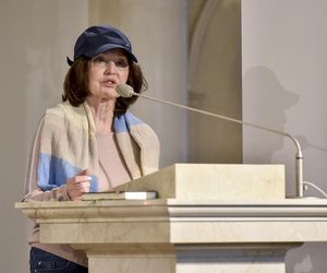 Dawno niewidziana legenda PRL-u pojawiła się na salonach. Tak dziś wygląda gwiazda Trędowatej 