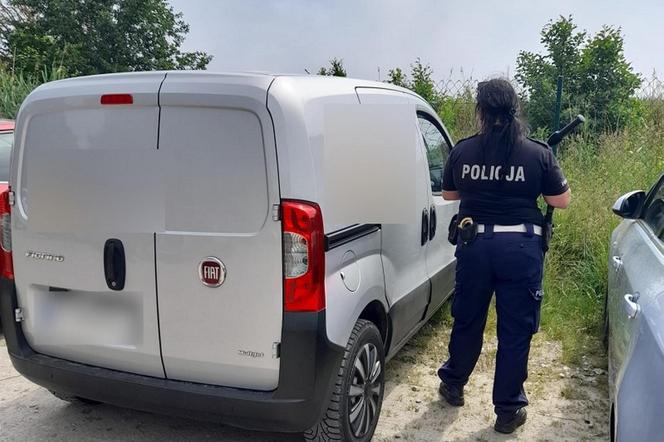 Piesek uwięziony w aucie na terenie Słowińskiego Parku Narodowego. Gdy znaleźli go policjanci, ciężko dyszał