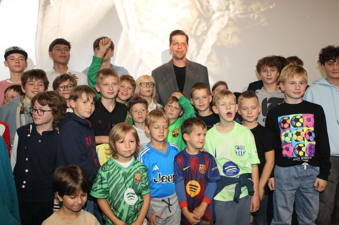 Wojciech Szczęsny z dziećmi na premierze filmu o sobie