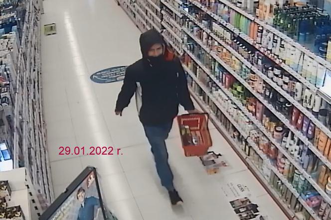 Seria kradzieży w drogerii w Dobrzejewicach koło Torunia. Rozpoznajesz sprawców?