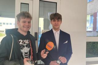 Matura 2023. Uczniowie z IV LO w Olsztynie przed rozpoczęciem egzaminu z języka polskiego