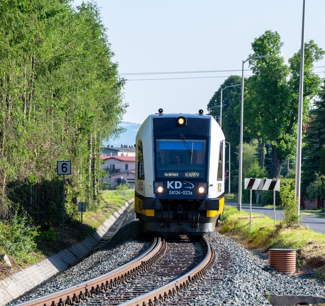 Pociągiem prosto pod Śnieżkę! Karpacz po 25 latach wrócił na kolejową mapę Polski. Zobacz zdjęcia