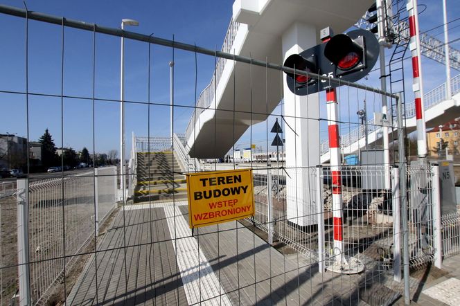  Takiego absurdu w Warszawie już dawno nie było. Mieszkańcy Pragi załamani po budowie kładki nad torami