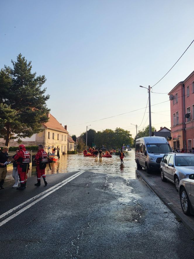 Lubelscy strażacy pomagają powodzianom na różne sposoby