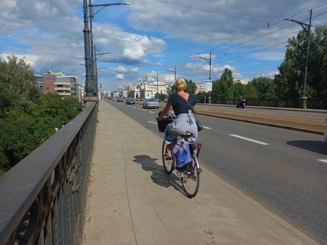 Rowerzyści po Moście Poniatowskiego wciąż jeżdżą chodnikiem