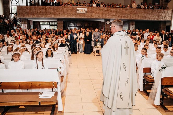 Uroczystość I Komunii Świętej w parafii pw. Ducha Świętego w Szczecinku