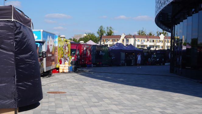 Festiwal Food Trucków w Olsztynie. Pod halą Urania można zjeść dania z kuchni całego świata [ZDJĘCIA]