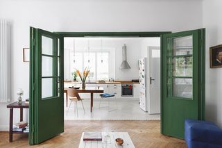 Chcę kupić mieszkanie w przedwojennej kamienicy w Warszawie. Ile to kosztuje i o czym trzeba pamiętać?