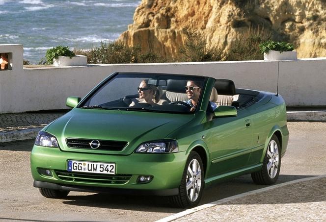 Opel Astra Cabrio: II generacja o kodzie G, była budowana na bazie kompaktu w latach 2001-2006. Pod maskę wkładano silniki: 1.4 100 KM, 1.6 125 KM oraz 2.0 Turbo 200 KM. Ceny startują od 9 000 zł.