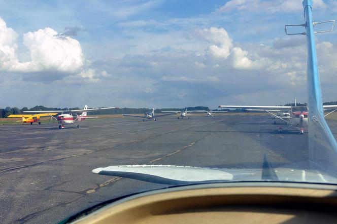 Kto chce z bliska podziwiać startujące szybowce, a nawet usiąść za sterami jednej z maszyn, powinien dzisiaj odwiedzić lotnisko w Pruszczu Gdańskim.
