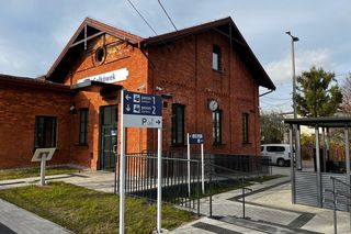 Stary dworzec w Gałkówku po remoncie