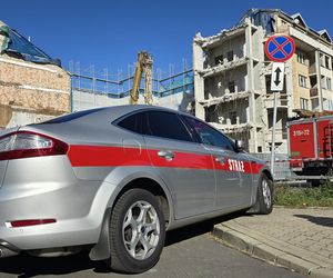 Pilna akcja służb na Ursynowie w Warszawie. Podczas rozbiórki budynku uszkodzono blok. Ewakuacja mieszkańców