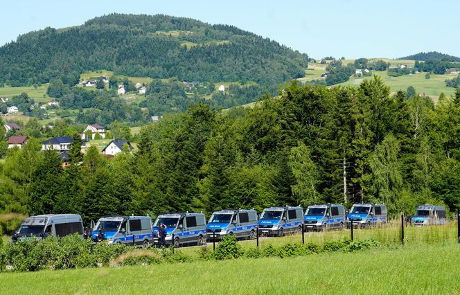 Nowy komunikat policji po obławie w Starej Wsi. Tak odpowiadają na zarzuty