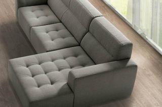 Pikowana sofa w salonie