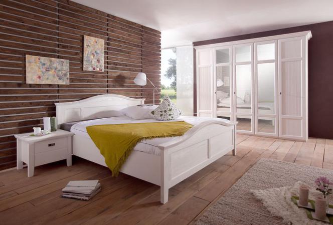 Białe, drewniane łóżko