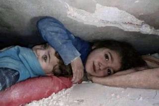 Syria. Mała dziewczynka przez 17 godzin osłaniała głowę młodszego brata pod gruzami!