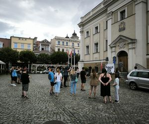 „Reagujcie, póki jest na co” – emocjonalna kontrmanifestacja pod Ratuszem w Lesznie